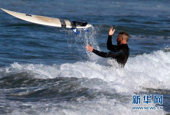 救援爱图画的男孩